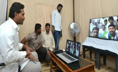 YS Jagan Mohan Reddy Video Call to YSRCP MPs - Sakshi