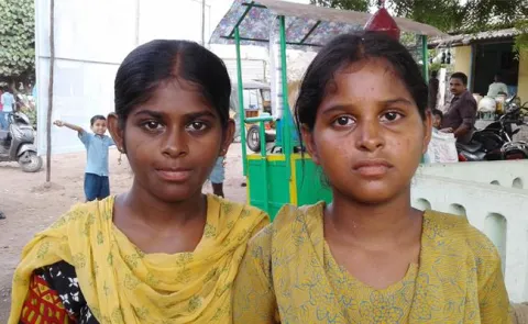 Poor Family Meet YS Jagan In Guntur - Sakshi