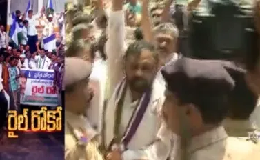 YSRCP Leaders Conduct Rail Roko in Kurnool - Sakshi