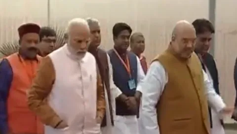 PM Modi and Amit Shah to observe fast with party MPs on April 12 over Parliament disruptions - Sakshi