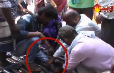 man leg stuck in grill at suryapet hospital - Sakshi