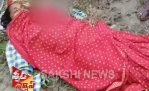 Woman Died over Thunderbolt In Warangal Urban - Sakshi