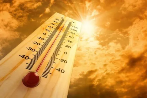 Seven people die with sunstroke - Sakshi