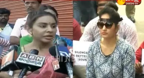 Madhavi Latha silent protest supporting Pawan Kalyan - Sakshi
