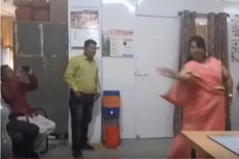 MP GOVT EMPLOYEES DANCING ON BOLLYWOOD SONGS GOES VIRAL INDIAAPRIL 17, 2018, 11:57 PM A video has surfaced on social media in which government employees can be seen dancing on the Bollywood tunes inside the office. The video is reportedly shot in the Wome - Sakshi