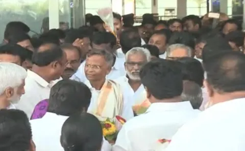 YSRCP MPS Gets Grand Welcome At Gannavaram Airport - Sakshi
