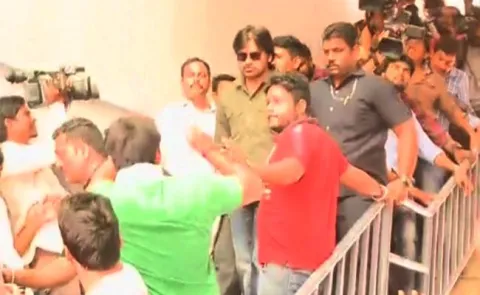 Pawan Kalyan sets 24-hr deadline for Film Chamber - Sakshi