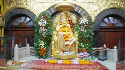 CM KCR Visits Shirdi Sai Baba Temple With His Family  - Sakshi