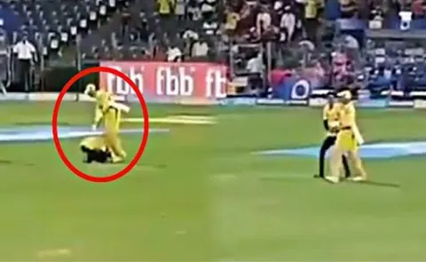 Fan Touches Ms Dhoni Feet in CSK vs Rajasthan Royals Match - Sakshi