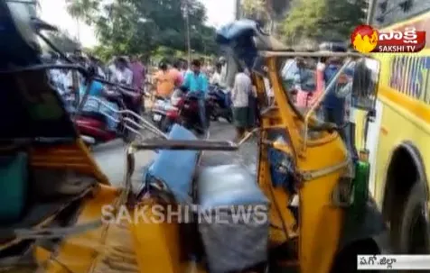 Engineering College Bus Hits Auto In Nidadavolu - Sakshi