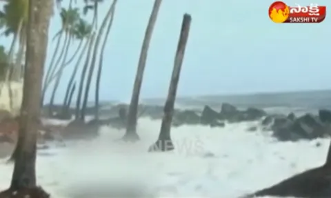 High Energy Swell Waves In Bay Of Bengal Hits South India - Sakshi