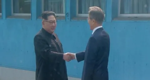 Kim Jong Un meets South Korean President Moon Jae-in  - Sakshi