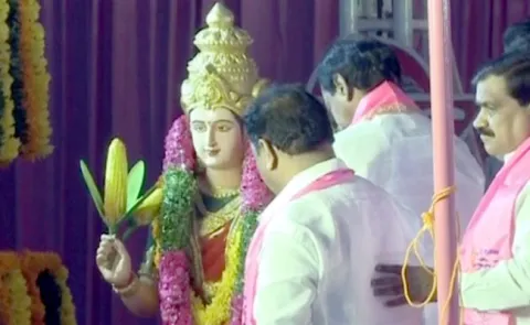 TRS plenary begins with KCR unfurling party flag in Hyderabad - Sakshi