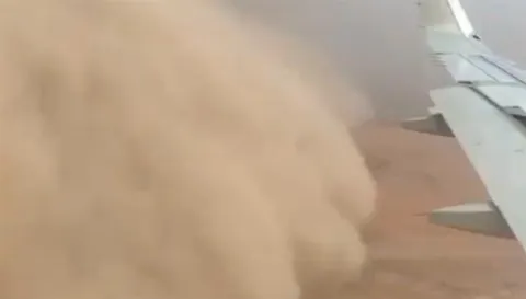 Sandstorm In Saudi Arabia When Pilot Lands Plane On Runway - Sakshi