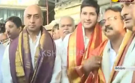 Telugu Top Hero Mahesh Babu visits Tirumala after 11 years - Sakshi