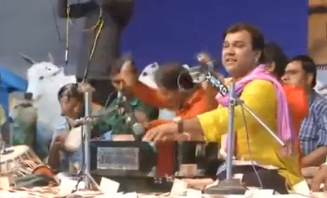 People Shower Wads Of Notes On Gurati Singer Goes Viral - Sakshi