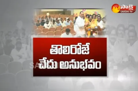 People not attended Kothapalli Subbarayudu  oath Meeting in Vijayawada - Sakshi