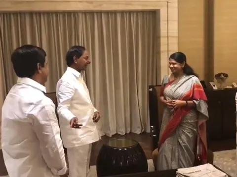 DMK MP Kanimozhi Meet  CM KCR Over Federal Front In Chennai - Sakshi