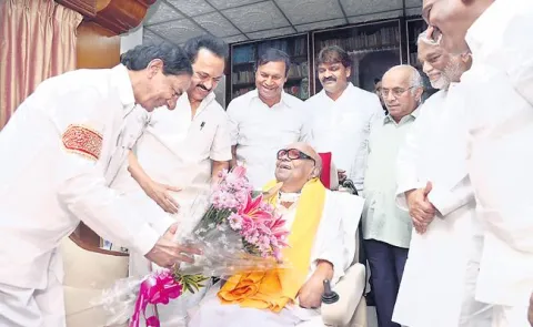 CM KCR Meets DMK Chief Karunanidhi And Stalin In Chennai  - Sakshi