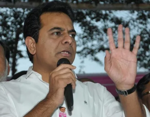 Minister KTR Faces Students Protest In Palwancha - Sakshi