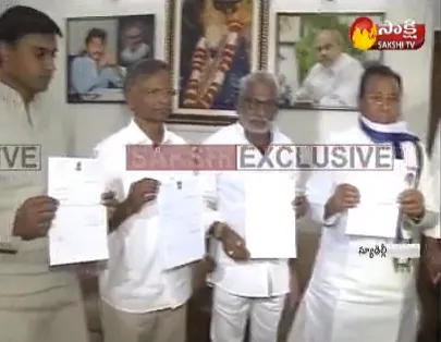 YSRCP MPs to Submit Resignation To Lok Sabha Speaker And To Sit For Indefinite Hunger strike - Sakshi