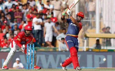 Gambhir fifty drives Delhi Daredevils - Sakshi