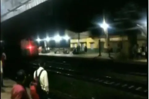 Major Accident Miss to Puri- Ahmedabad EXpress in Orisha - Sakshi