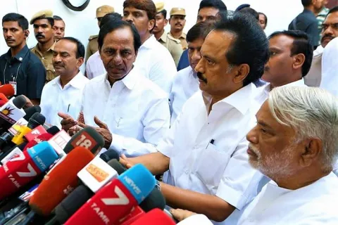 Amit shah welcomes kcr federal front - Sakshi