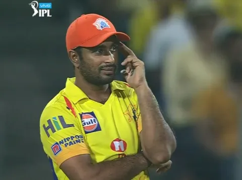 Ambati Rayudu Gestures To Bravo Over Bowling - Sakshi