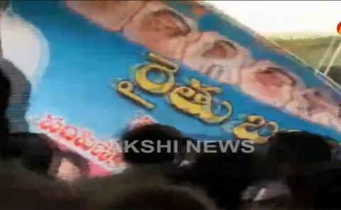 Fight Between TRS and Congress Leaders at Gadwal over flexes - Sakshi