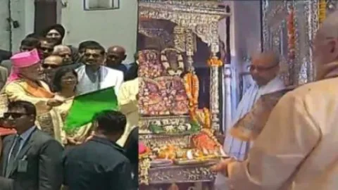 PM Modi Special Prayers At Janaki Temple In Nepal - Sakshi