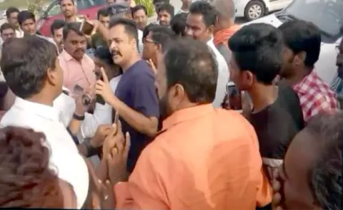 BJP Supporters Tried to attack By Actor Sivaji at Gannavaram Aitport - Sakshi