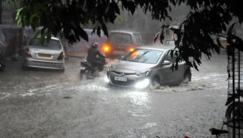 Heavy Rain Fall In Hyderabad - Sakshi