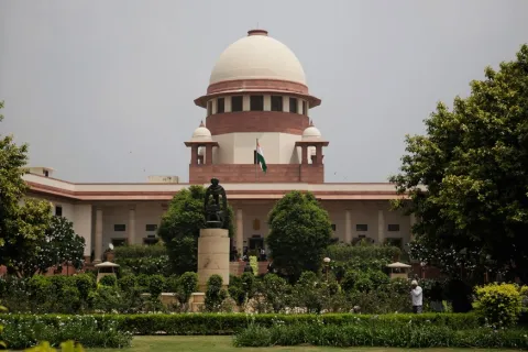 Supreme Court refuses to stay swearing-in of  Yeddyurappa - Sakshi
