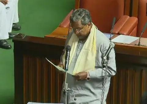 Siddaramaiah take oath as MLA at Vidhana Soudha - Sakshi