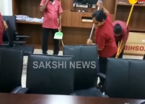 Rainwater leakage at Y S Jagans chamber in AP Secretariat - Sakshi