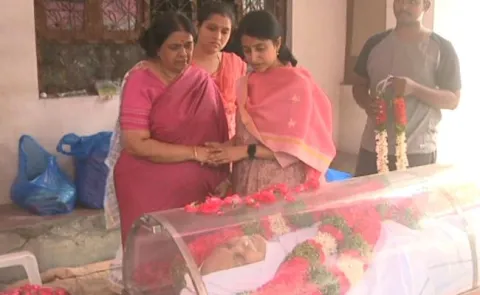 YS Bharati Pay Tribute DA Somayajulu Death - Sakshi