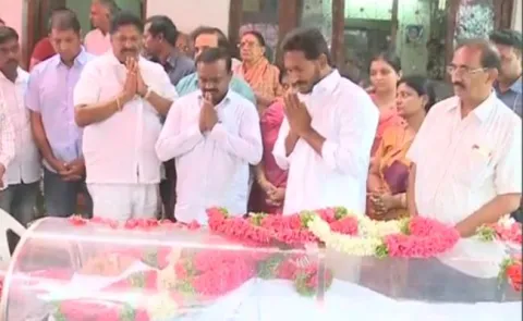 YS Jagan Mohan Reddy Pay Tribute DA Somayajulu Death - Sakshi