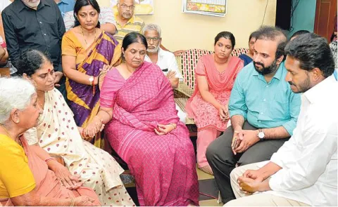 YSRCP Advisor DA Somayajulu passes away - Sakshi