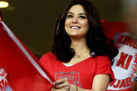 Preity Zinta Caught Saying Very Happy After Mumbai Fail To Enter Playoffs - Sakshi