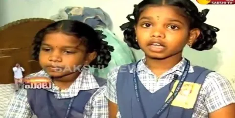 Childrens meet YS Jagan in Prajasankalpayatra Over Liquor Shop Ban - Sakshi