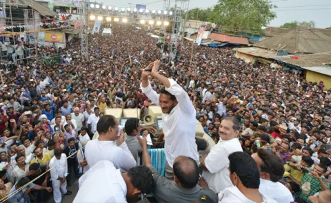 Chandrababu Naidu Is A Robbery Trainer Says YS Jagan - Sakshi