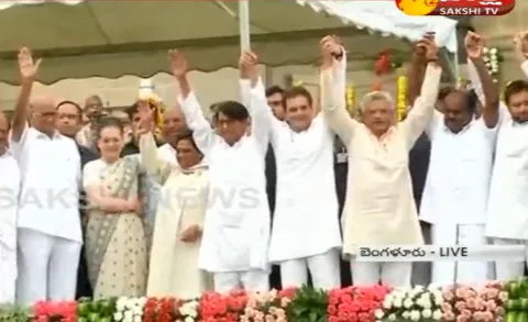 Kumaraswamy sworn in-Anti BJP Parties Came Onto One Dies - Sakshi