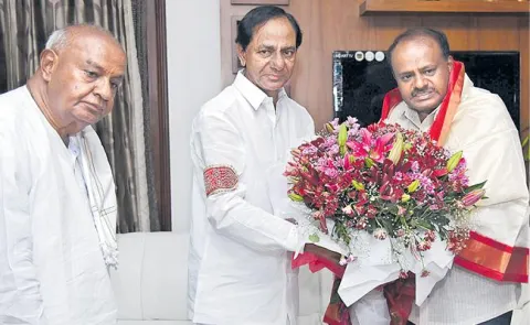 KCR visits Bengaluru to congratulate HD Kumaraswamy - Sakshi