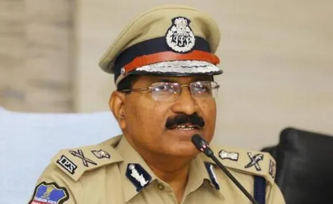 Whatsapp viral news-DGP mahender reddy Fire - Sakshi