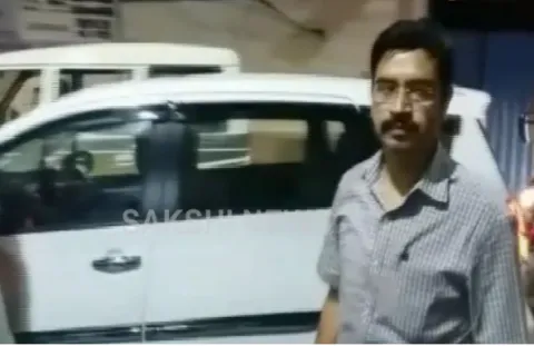 Workers attack on TSRTC ED Purushotham Naik - Sakshi