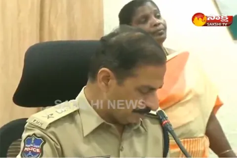 She Teams arrest 7 persons in karimnagar - Sakshi
