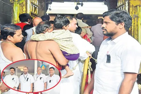 TTD employees in black badge protest against Ramana Deekhsitulu - Sakshi
