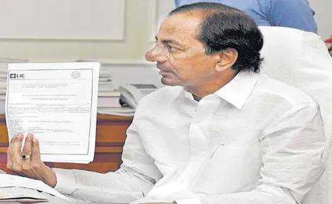 CM KCR announces Rs 5 lakh insurance cover to farmers - Sakshi