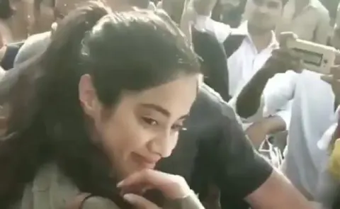 Janhvi Kapoor Mobbed By Fans Walks Away With A Smile Video Goes Viral - Sakshi